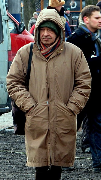 File:Antoni Krauze, polish film director during filmmaking of 'Black Thursday' on crossway of ulica Świętojańska and Aleja Józefa Piłsudskiego in Gdynia - 1.jpg