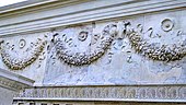 Relief cu bucranii cu festoane și panglici, în altarul Ara Pacis din Roma