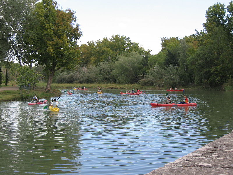 File:Aranjuez Piraguismo RioTajo.jpg