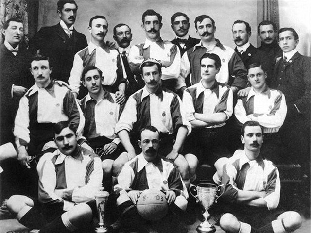 Athletic Club with the first Copa del Rey, in 1903, with Juan de Astorquia in the center