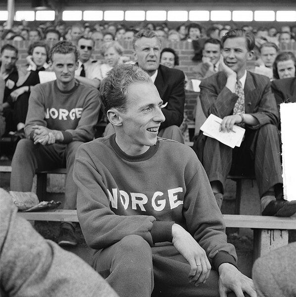 File:Atletiek Nederland tegen Noorwegen te Hengelo. Een Noorse atleet op de tribune, Bestanddeelnr 904-1404.jpg