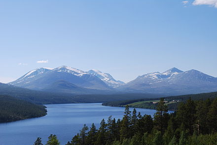 The Atnsjøen lake and the Rondane massif.