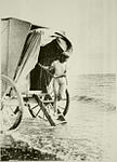 Man i baddräkt kliver ut ur en badmaskin 1891