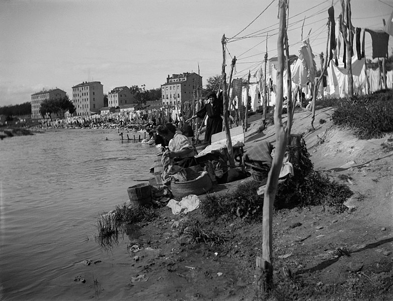 File:Baldomer Gili Roig. Las lavanderas del rio Manzanares (Madrid) , c. 1915.jpg