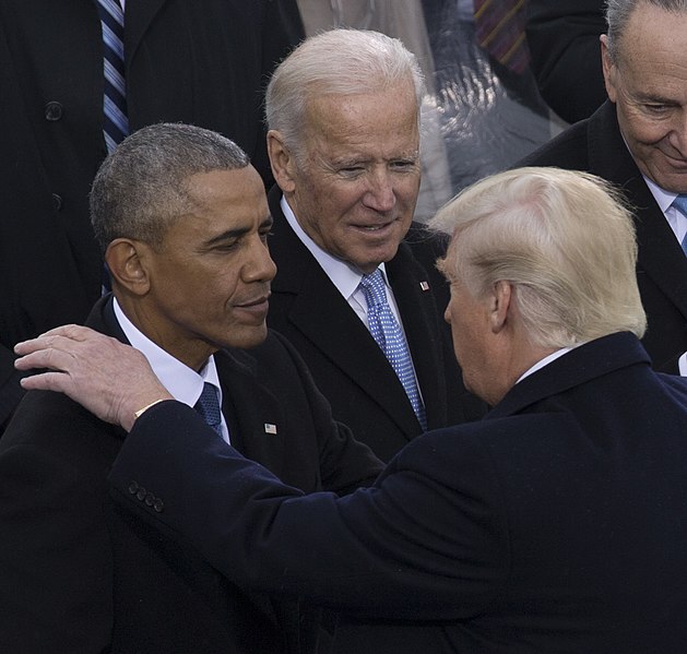 Datei:Barack Obama, Donald Trump, Joe Biden at Inauguration 01-20-17 (cropped).jpg