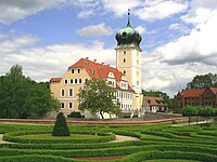 Südwestfassade des Schlosses mit dem Barockgarten im Vordergrund