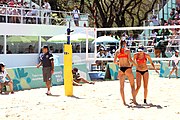 Deutsch: Beachvolleyball bei den Olympischen Jugendspielen 2018; Tag 9, 15. Oktober 2018; Mädchen, Viertelfinale: USA-Spanien 2–1 (21–19/17–21/15–9) English: Beach volleyball at the 2018 Summer Youth Olympics at 15 October 2018 – Girls Quarterfinals: USA-Spain 2–1 (21–19/17–21/15–9)