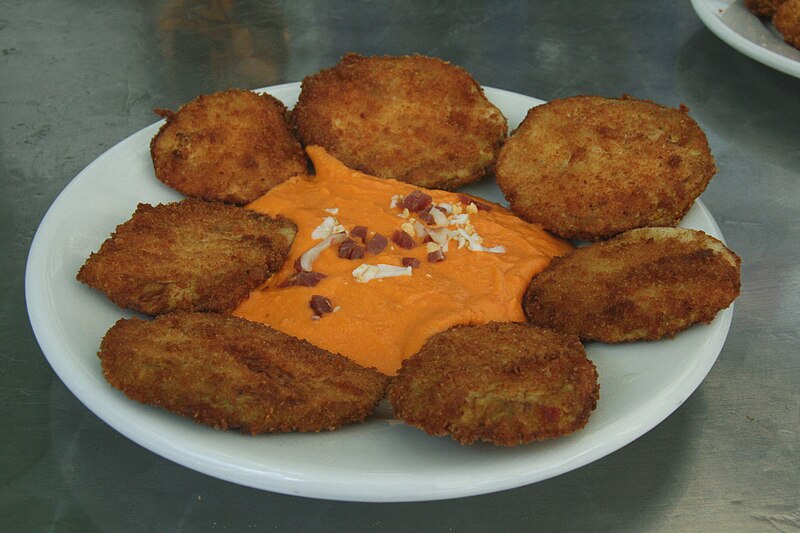 File:Berenjenas rebozadas con salmorejo.jpg