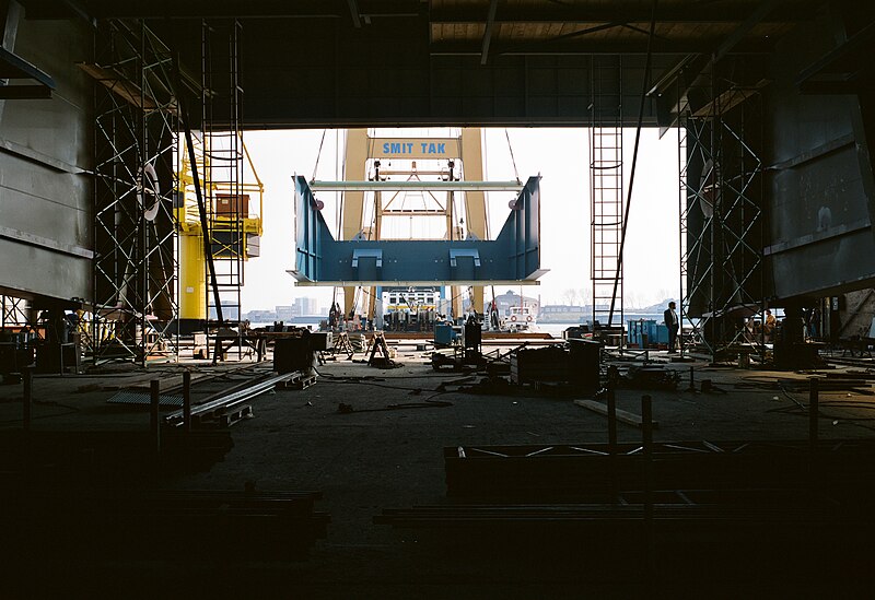 File:Bij de firma Hollandia worden ballastkisten in de fabriek gehesen voor de klep van de Van Brienenoordbrug ID15245.jpg