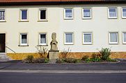 This is a picture of the Bavarian Baudenkmal (cultural heritage monument) with the ID D-6-78-150-47 (Wikidata) Bildstock, Herlindenstraße 61, Herlheim, Gemeinde Kolizheim, Unterfranken, Deutschland