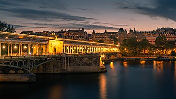 Le pont de Bir-Hakeim, sur la Seine, à Paris. (définition réelle 5 708 × 3 211)