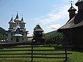 Biserica nouă, turnul clopotniță și biserica veche