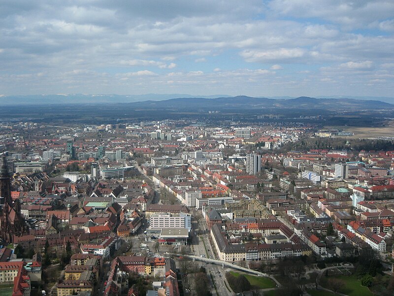 File:Blick über Freiburg.jpg