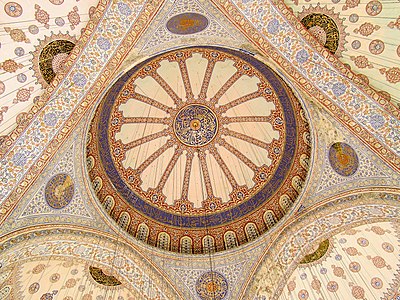 Sultan Ahmet Camii'nin kubbe ve tavan işlemeleri. Sultan Ahmet Camii, 1985 yılında İstanbul Tarihî Alanları (Zones historiques d'Istanbul) adıyla UNESCO Dünya Mirası listesine eklenen alanın bir parçasıdır (Sultanahmet, Eminönü, Fatih, İstanbul, Türkiye, 23 Temmuz 2009). (Üreten: Uspn)