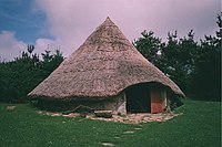 Toit en chaume, reconstitution archéologique au Royaume-Uni