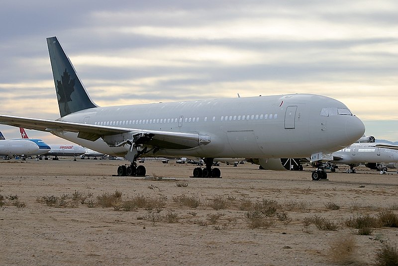 File:Boeing 767-233-ER AN0529781.jpg