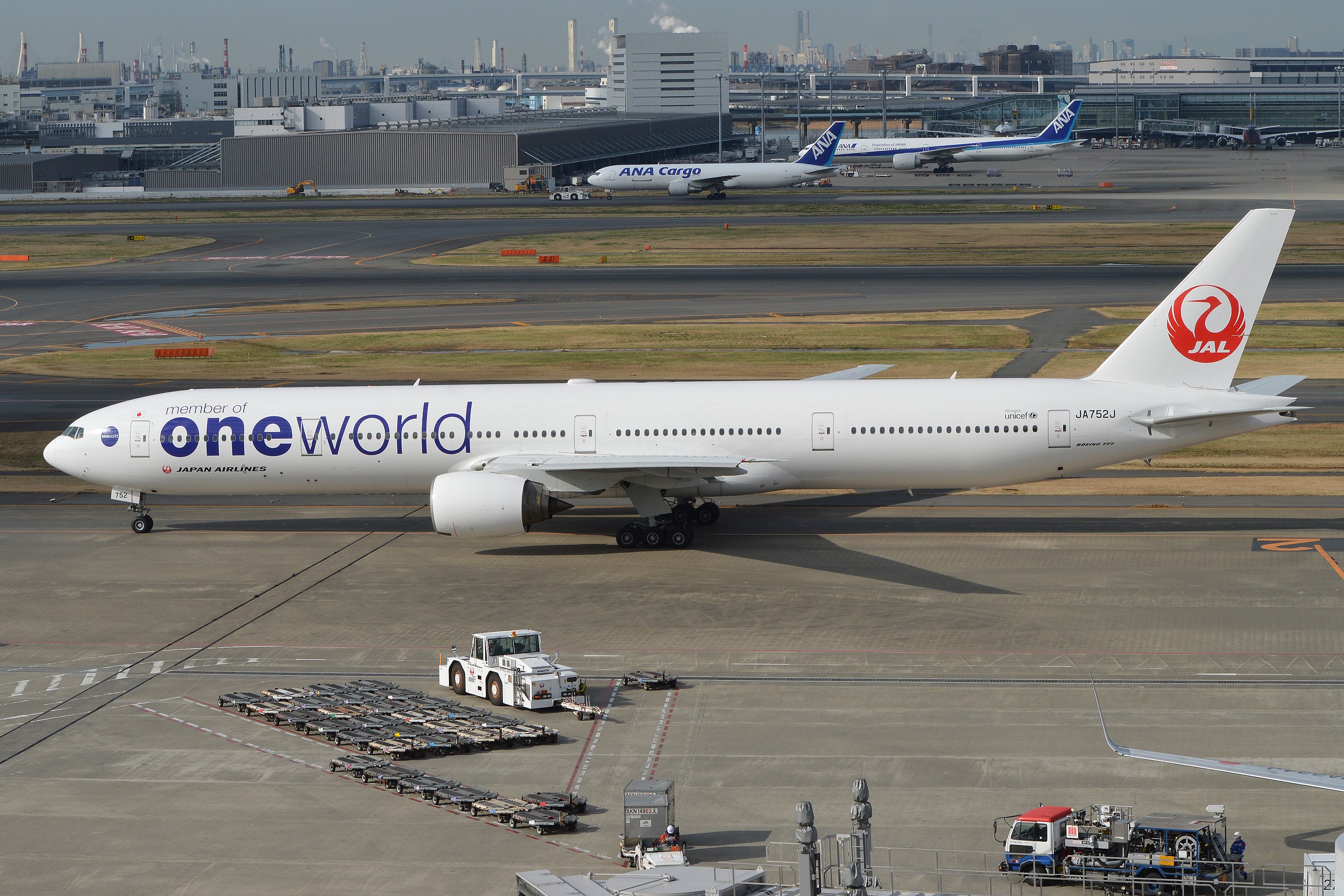 File:Boeing 777-346 'JA752J' Japan Airlines (Oneworld livery 