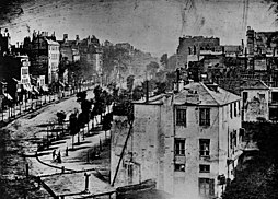 לואי דגר, "שדרות דה-טמפל," 1838 הצילום הראשון ככל הידוע בו מופיעה דמות בצידו השמאלי התחתון.