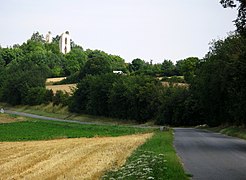 Les deux pans de muraille visibles depuis la route de Sains-en-Amiénois, vers le nord-est.