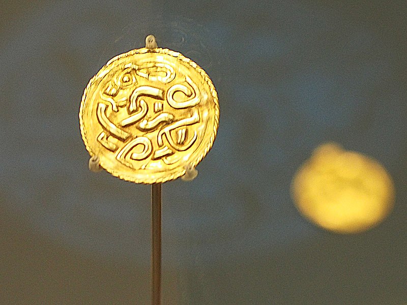 File:Brakteaten(Gold) 04.jpg