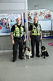 Agenti della British Transport Police con cani addestrati alla ricerca di esplosivi