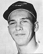 Un homme portant une casquette de baseball