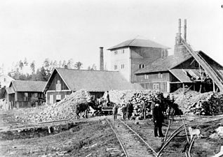 Trummelsbergs bruk omkring år 1900, masugnen i mitten och rostugnen till höger.