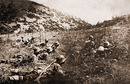 Tập tin:Bulgarian soldiers with wire cutters WWI (contrasted).jpg