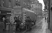 De vuilnisophaal in Bonn, in de regen. januari 1962