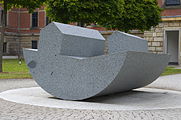 Deutsch: Granitskulptur vor dem Lastenausgleichsarchiv des Bundesarchivs in Bayreuth English: Sculpture in front of the Bundesarchiv (federal archives) in Bayreuth