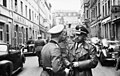 Lugubere Besuch 1940: Den Himmler zu Lëtzebuerg, am Hannergrond d'Aldréngerstrooss mam Hotel Brasseur.