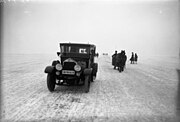 Een auto op het ijs bij Stralsund, 1924