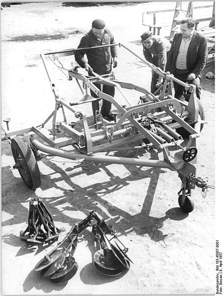 File:Bundesarchiv Bild 183-45807-0001, Kleinwanzleben, Maschine der MTS.jpg