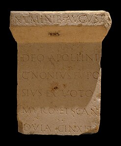Autel découvert au pont Mouton, au débouché nord du quai Arloing, portant une dédicace aux Augustes et à Apollon par Caius Nonius Euposius.