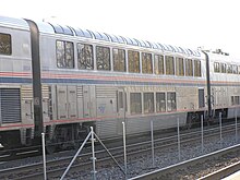 Gebogen ramen van vloer tot plafond op een treinwagon