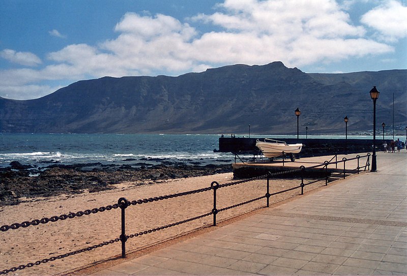 File:CaletaDeFamaraPromenade.jpg