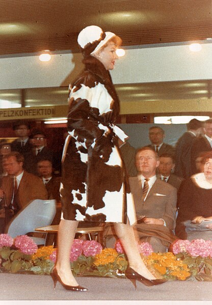 File:Calf fur coat, Fur Fair1964 Frankfurt Main Internationale Pelzmesse.jpg