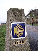 Wegmarkierung auf einem Pilgerweg, hier eine stilisierte Jakobsmuschel in Spanien