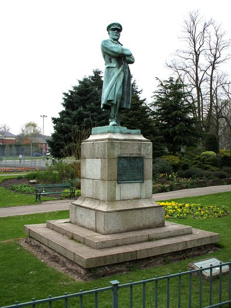 450px-Captain_Edward_Smith_statue%2C_Beacon_Park%2C_Lichfield_-_geograph.org.uk_-_403721.jpg