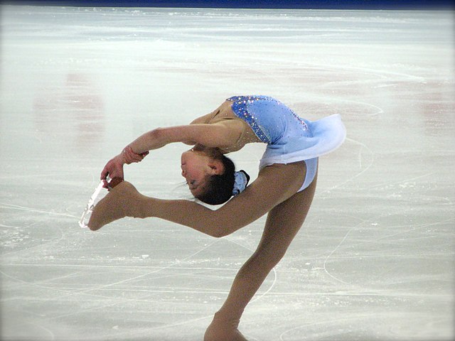 Zhang performs her signature pearl spin at the 2007–2008 Grand Prix Final.