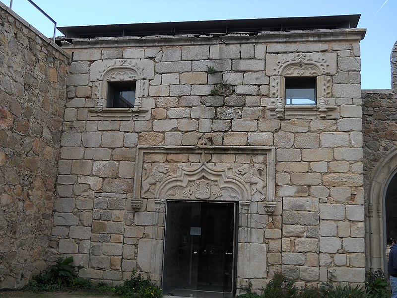 File:Castillo San Martin de Valdeiglesias bodega.JPG