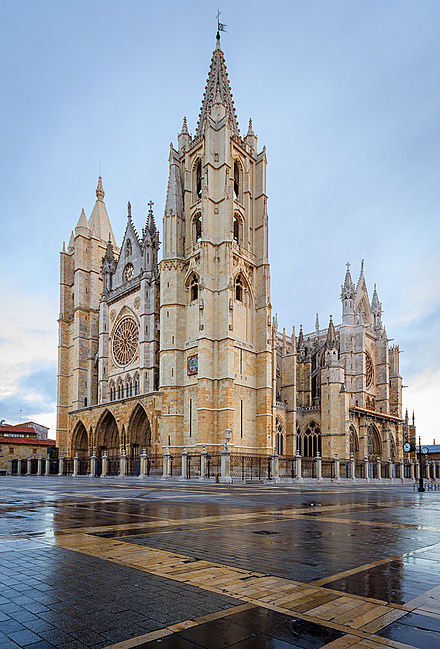 You will pass the León cathedral on your way when passing the city.