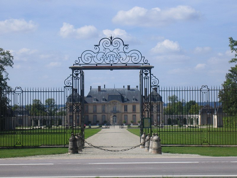 File:Château de La Motte-Tilly - Grille principale A 421.jpg