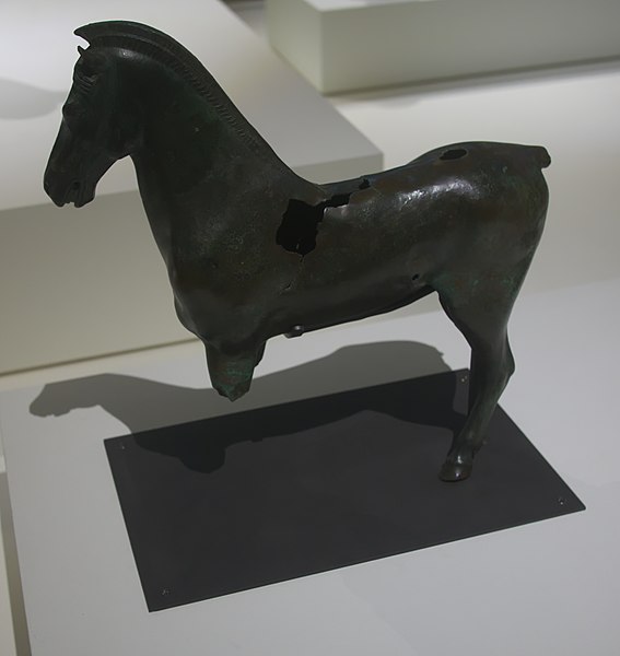 File:Cheval - Habitation au sud de la maison d'Orphée - Vollubilis (Maroc) - Epoque d'Hadrien - Ier ou IIeme après JC - Bronze - Exposition Splendeurs de Vollubilis - MuCEM - Marseille - 2014-08-21- P1910615.jpg