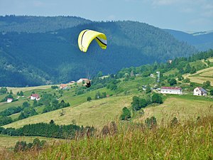 Parapente près de la roche de Minuit - À droite, la chèvrerie du Brabant