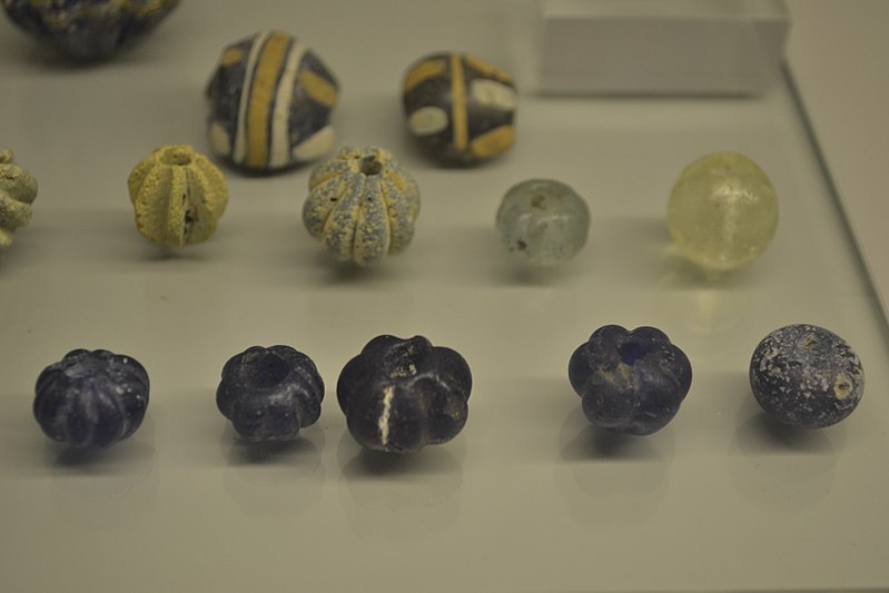 File:Colgantes y cuentas de pasta vítrea iberas. Covalta y Bastida de les Alcusses. Museo de Prehistoria de Valencia.jpg