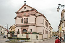 La synagogue, au centre d'une rue.