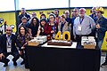 Foto de grup amb el pastís d'aniversari.