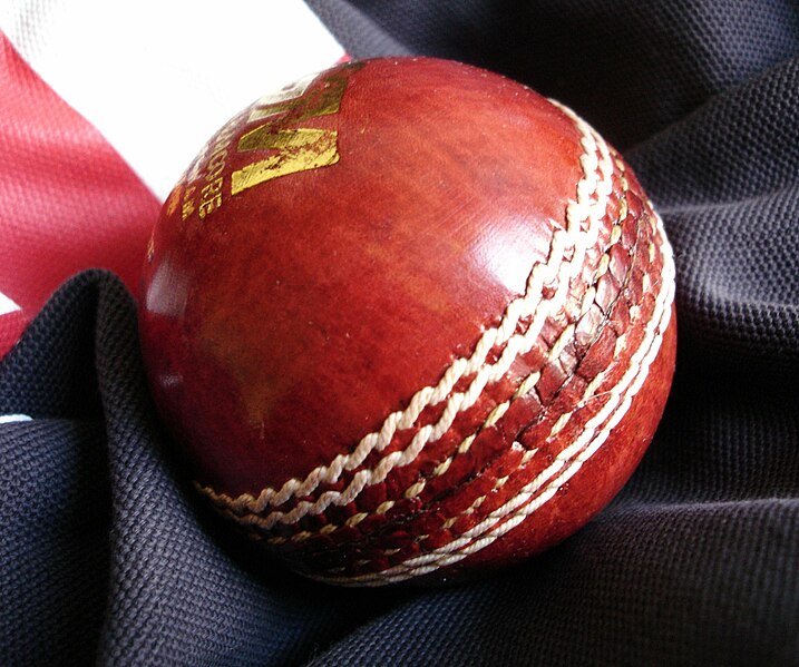 صورة:Cricket ball G&M.jpg