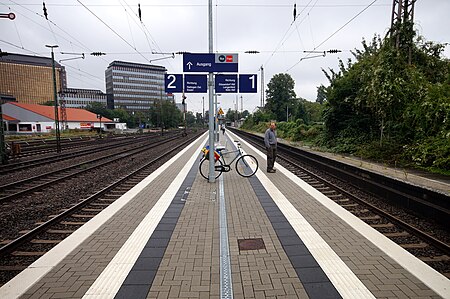 Düsseldorf Bahnhof Düsseldorf Rath auf Bahnsteig zu Gleisen 1 und 2 Richtung Köln 8.9.2013